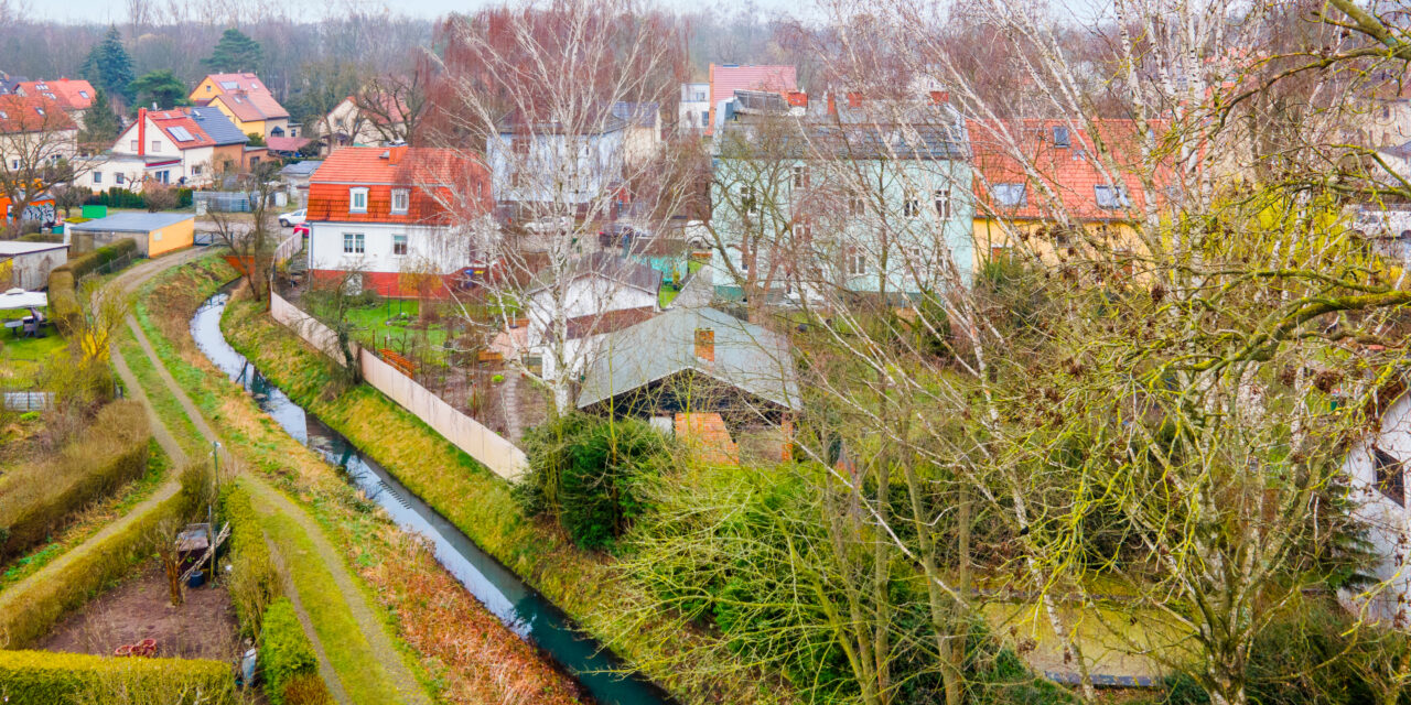 Bahnhofsnahes Grundstück am Kanal in Altglienicke