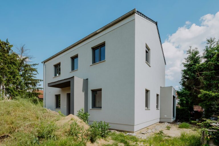 Stadtvilla mit Satteldach und moderner Eingangsüberdachung in Ahrensfelde