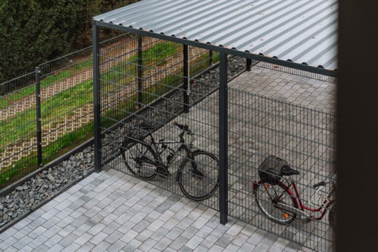 Außenanlage inkl. Zaun, Fahrrad-Stellplatz, Weg und Terrasse