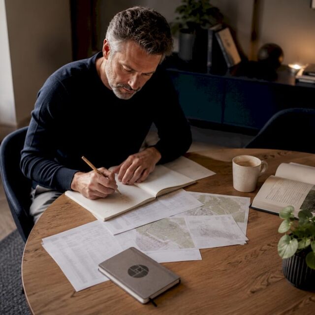 Ein Mann begutachtet verschiedene Grundstücke in Berlin, um das passende für sich zu finden.