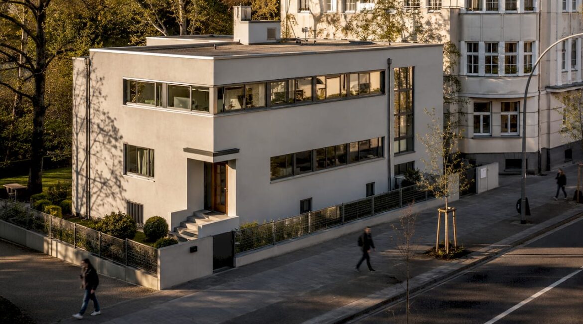 Die typische Bauhaus-Villa mit ihrer klaren, zeitlosen Architektur im Tageslicht.