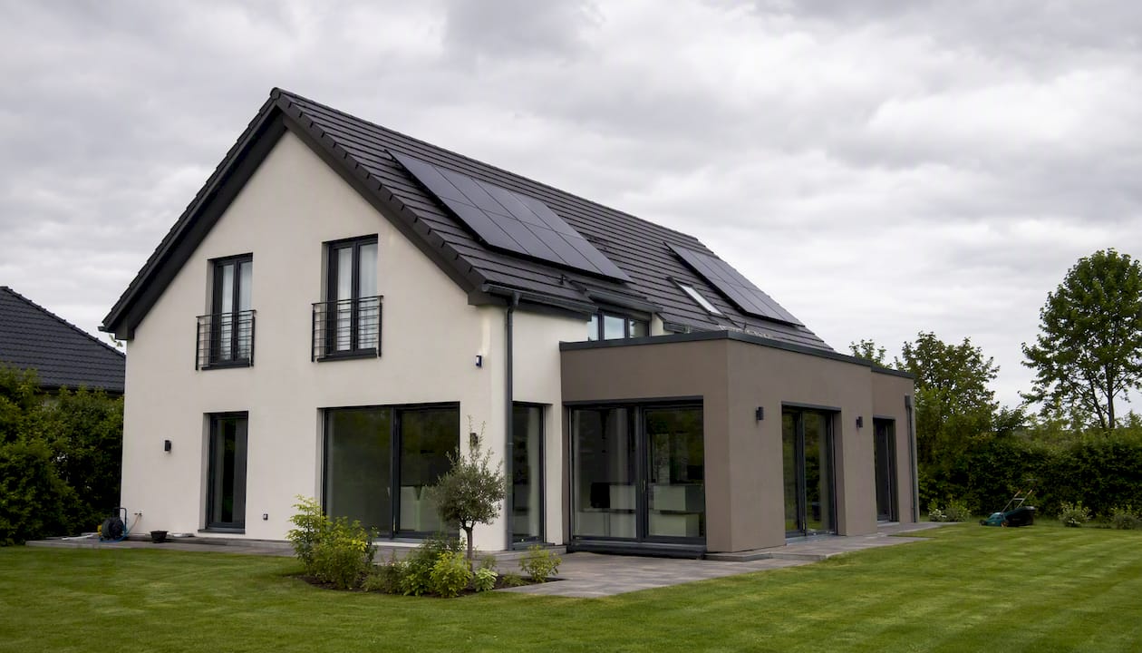 Zeitgemäße, energieeffiziente Fassadengestaltung eines Wohnhauses