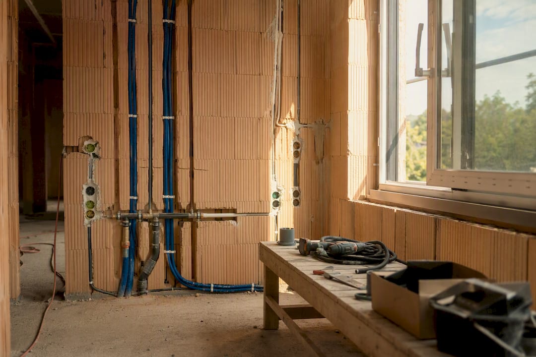 Elektro- und Sanitärinstallationen in der Wand: Planung und Vorbereitung der Anschlüsse