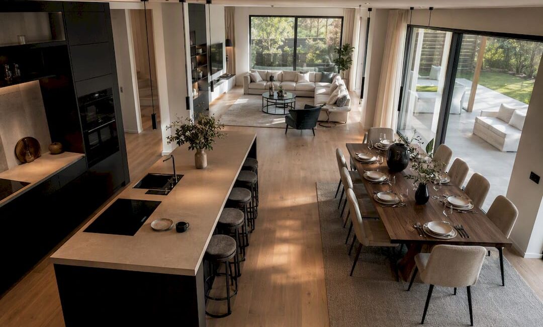 Offenes, modernes Haus mit verbundenem Küchen- und Wohnbereich