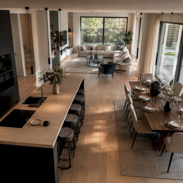 Offener Grundriss im Haus Offenes, modernes Haus mit verbundenem Küchen- und Wohnbereich
