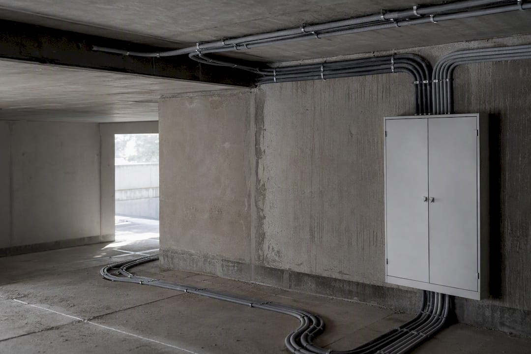Leerrohre und Verteilerkasten in der Tiefgarage