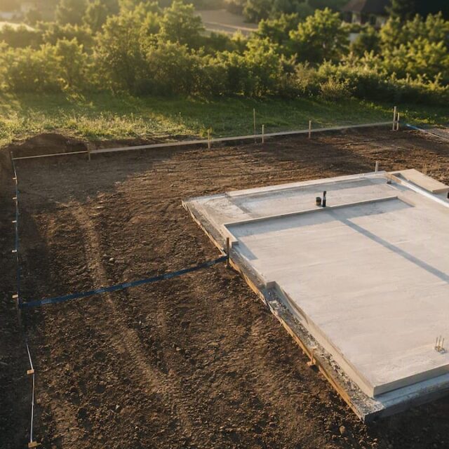 Baustellenfläche mit Bodenplatte im Sonnenlicht