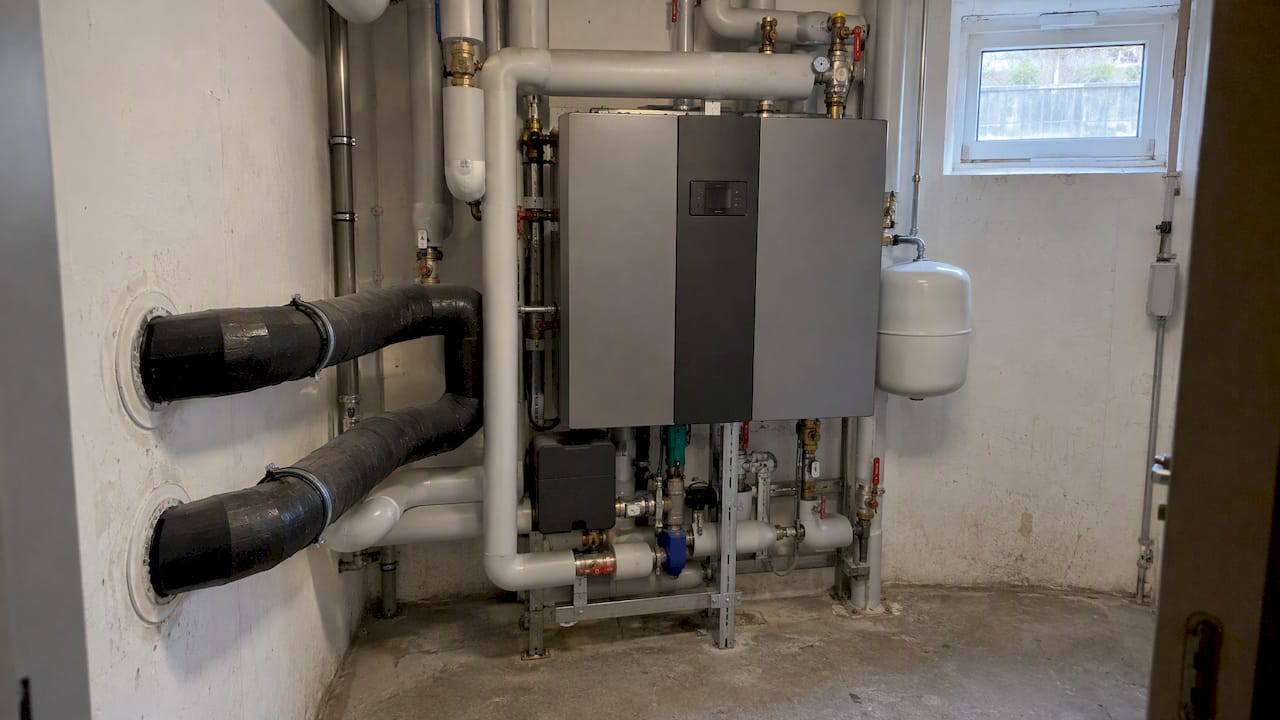 Übergabestation mit isolierten Fernwärmeleitungen im Keller